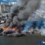 Incêndio de grandes proporções atinge moradias em comunidade em Santos