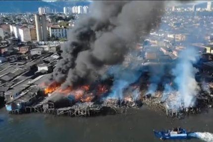 Incêndio de grandes proporções atinge moradias em comunidade em Santos