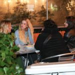 Marina Ruy Barbosa é flagrada em jantar com Bianca Comparato e equipe da série Tremembé