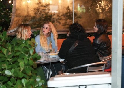Marina Ruy Barbosa é flagrada em jantar com Bianca Comparato e equipe da série Tremembé