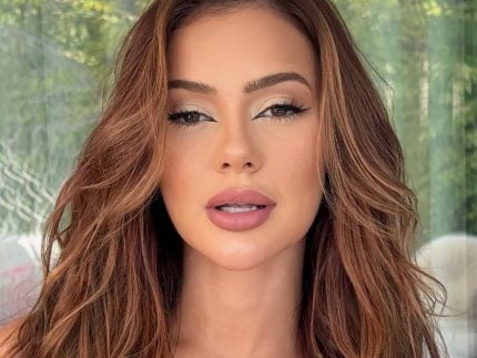 Mirela Janis acusa mulher de seu convívio de traição e “roubo milionário”: “Considerava mãe”