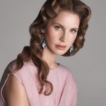 Será que vem aí? Lana Del Rey promete nova data de lançamento para álbum country