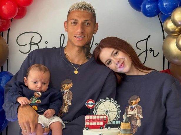 Namorada de Richarlison lamenta críticas à aparência do filho: “Me afeta”