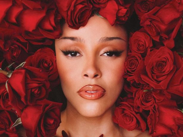 Conforme antecipado pelo portal LeoDias, Doja Cat anuncia show único no Brasil