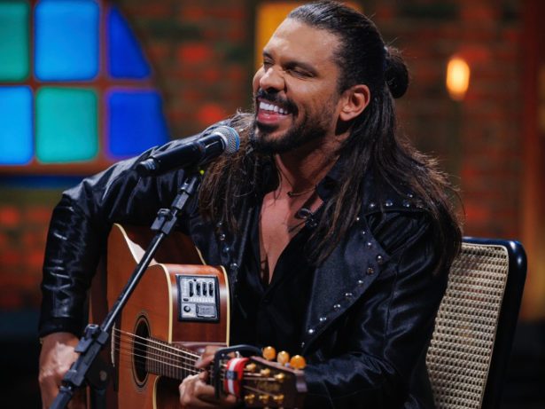 Thales Lessa surpreende público e cria música inédita em nove minutos durante show
