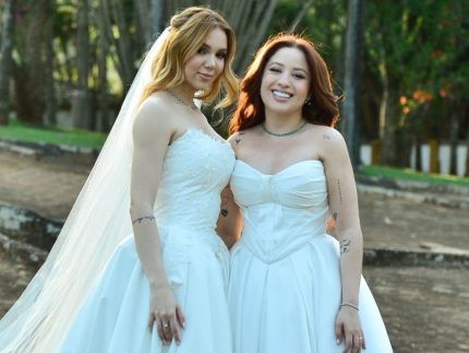Mari Fernandez e Júlia Ribeiro celebram 1 ano de casadas dias após chegada da 1ª filha