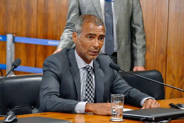 Romário abre mão do salário do Senado durante cobertura da Copa