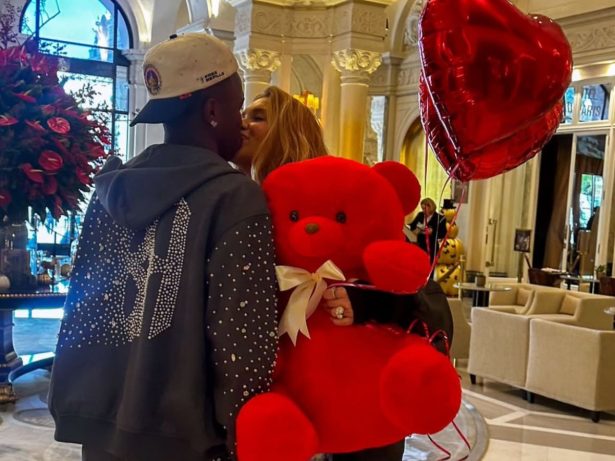 Apaixonados! Virginia posta foto dando beijo em Vini Jr. após pedido de namoro