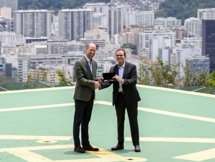 Príncipe William desembarca no Rio e recebe as chaves da cidade no Pão de Açúcar