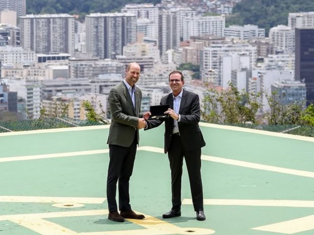 Príncipe William desembarca no Rio e recebe as chaves da cidade no Pão de Açúcar