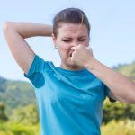 Nutricionista explica como a alimentação influencia o odor corporal