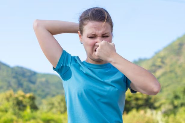 Nutricionista explica como a alimentação influencia o odor corporal