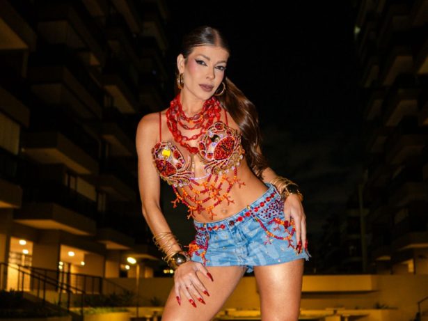 Jaquelline Grohalski aposta em look inspirado em samba-enredo para ensaio da Grande Rio