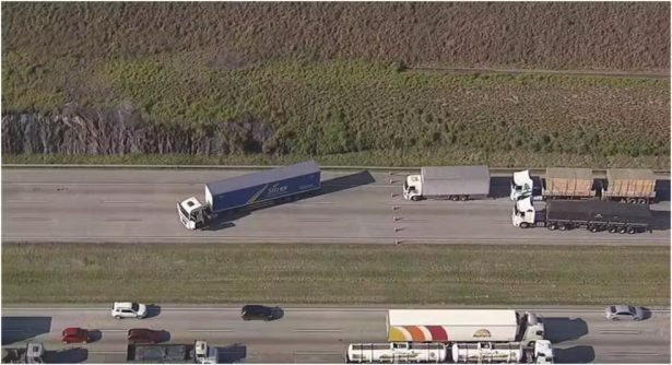 Motorista bloqueia rodovia em SP e diz ter sido vítima de sequestro e ameaça de bomba