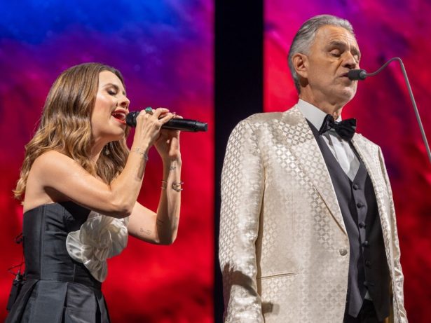 Crítica: Andrea Bocelli transforma feriadão em espetáculo e emociona multidão no Pacaembu