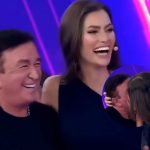Amado Batista e a esposa trocam declarações e dão beijão no “Programa Silvio Santos”