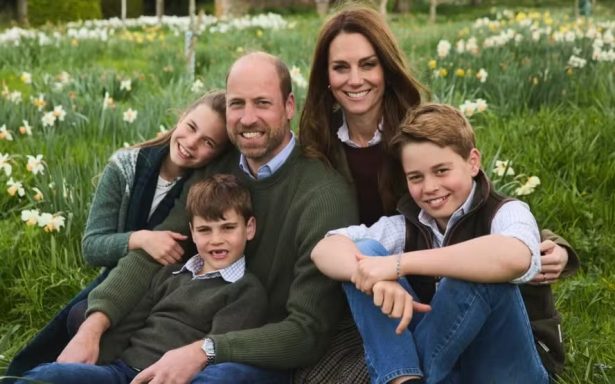 Príncipe William e Kate Middleton divulgam retrato de Natal com os filhos e mensagem especial