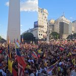Venezuelanos transformam o Obelisco, em Buenos Aires, em palco de celebração após captura de Maduro