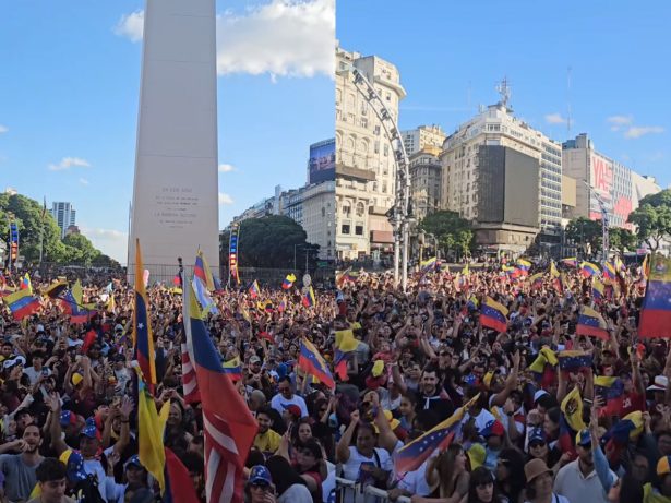 Venezuelanos transformam o Obelisco, em Buenos Aires, em palco de celebração após captura de Maduro