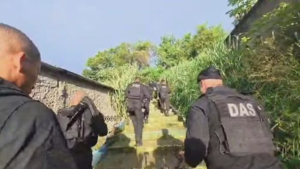 Menina de 13 anos é vítima de estupro coletivo ao ser confundida com namorada de bandido no RJ