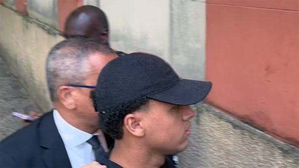 Filho de subsecretário exonerado, acusado por estupro coletivo, se entrega à polícia no Rio