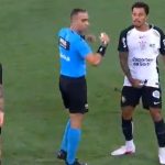 Bizarro! Jogador do Corinthians é expulso após pegar nas partes íntimas. Veja!