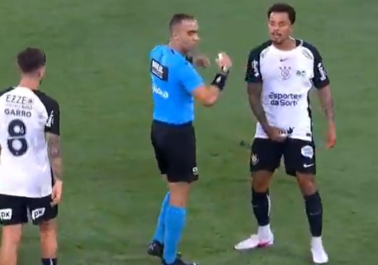 Bizarro! Jogador do Corinthians é expulso após pegar nas partes íntimas. Veja!