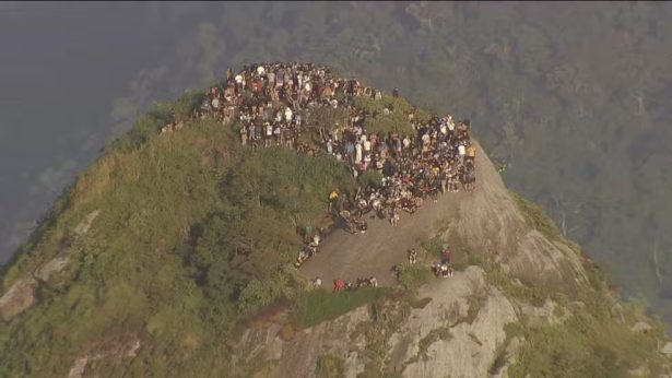 Operação policial deixa cerca de 200 turistas ilhados no Morro Dois Irmãos, no Rio