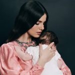 Camila Queiroz mostra o rosto da filha pela 1ª vez: “A cara do papai e o narizinho da mamãe”