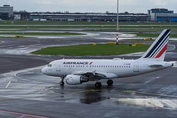 Avião é desviado após passageiro com suspeita de exposição ao Ebola embarcar rumo aos EUA