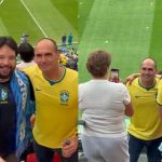 Eduardo Bolsonaro posa com fãs em área VIP de estádio antes de Brasil x Japão na Copa