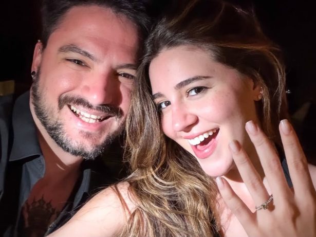 Felipe Neto anuncia noivado com Juliane Carvalho e entrega detalhe inusitado do pedido
