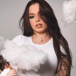 Kamyla Maria celebra 1 mês da filha e mostra rosto da menina pela primeira vez