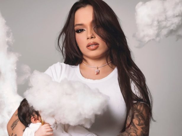 Kamyla Maria celebra 1 mês da filha e mostra rosto da menina pela primeira vez