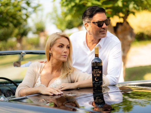 Vinho exclusivo, atrasos proibidos e mais detalhes do “sim” de Ana Hickmann e Edu Guedes
