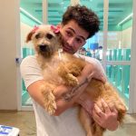 João Guilherme adota cachorrinha e a batiza de Maria Joana: “Nova companheira”