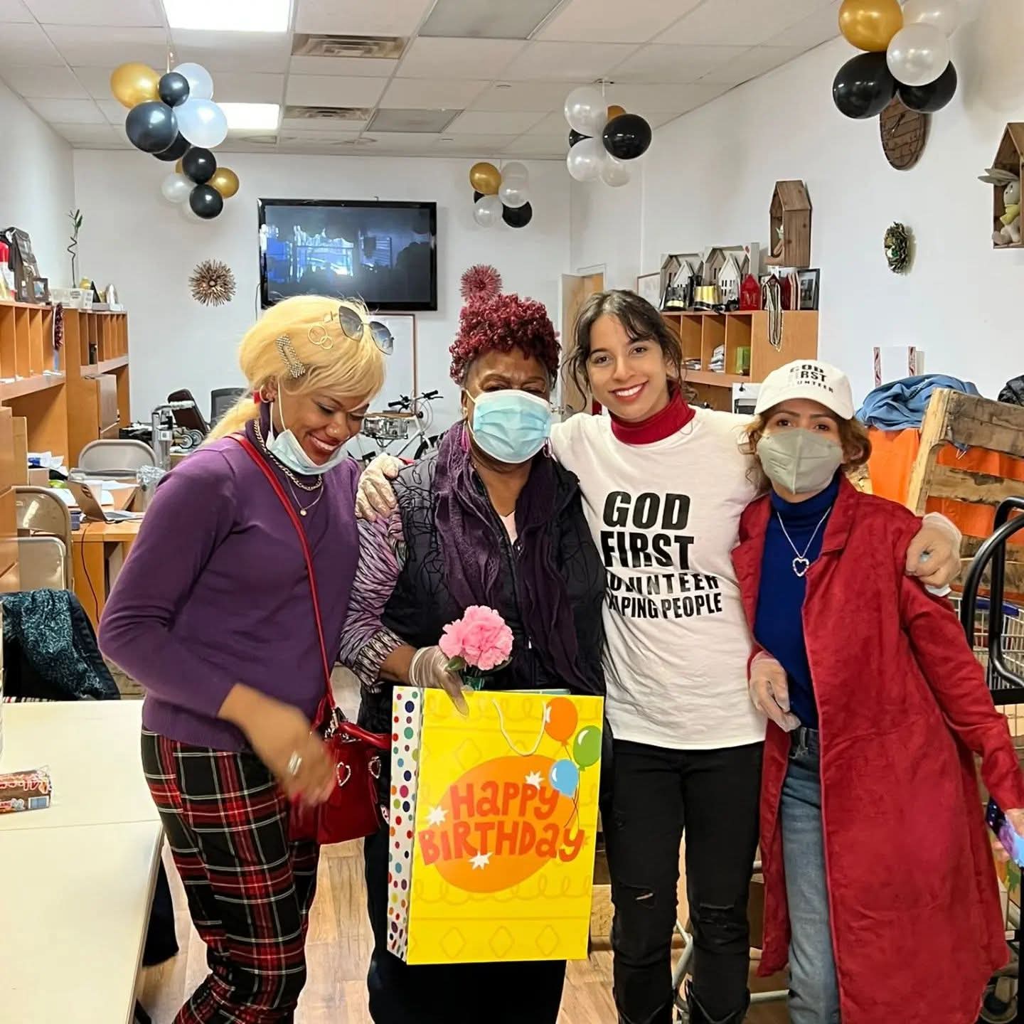 Creditos da foto:  Foto divulgação.  Jornalistas brasileiras Gizele Tavares e Fabiana Fernandes  Ação de caridade em Brooklyn,  New York