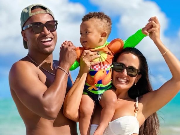 Thiaguinho e Carol Peixinho curtem férias em família com o filho em Maceió