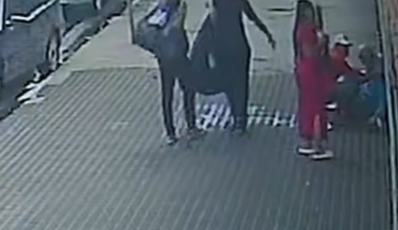Imagens de câmeras de segurança pegaram o momento que Chaer passa mal ao correr atrás de ladrão / Foto: Metrópoles