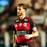 Flamengo entra em campo com protesto contra veto às bets: “Proibir não é proteger”