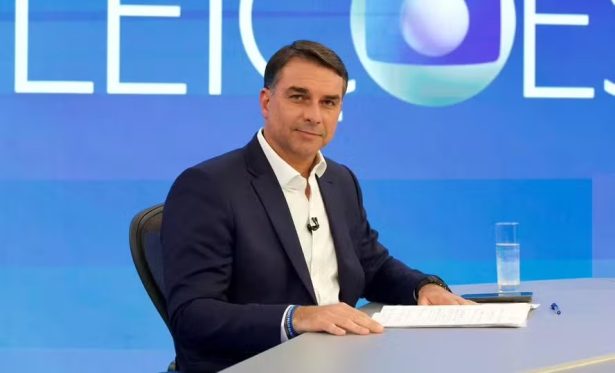 Flávio Bolsonaro diz que pai nunca pediu cargo e descarta Eduardo como chanceler