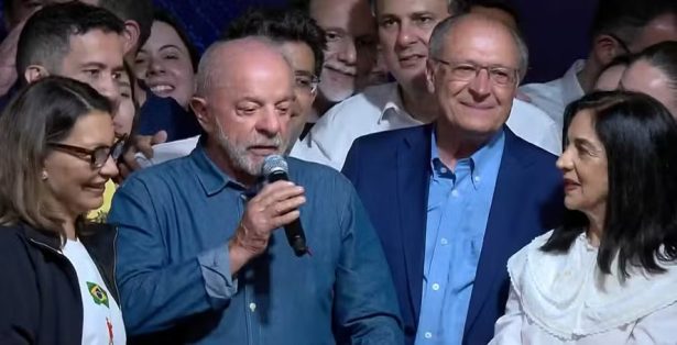 Lula faz 1º discurso após resultado das eleições: “Governar para 215 milhões de pessoas”
