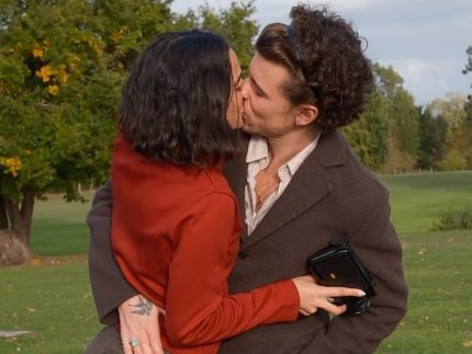 Apaixonado é pouco! Shawn Mendes mostra beijão com Bruna Marquezine