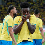 Vini Jr. completa marca importante na estreia do Brasil na Copa. Saiba qual!