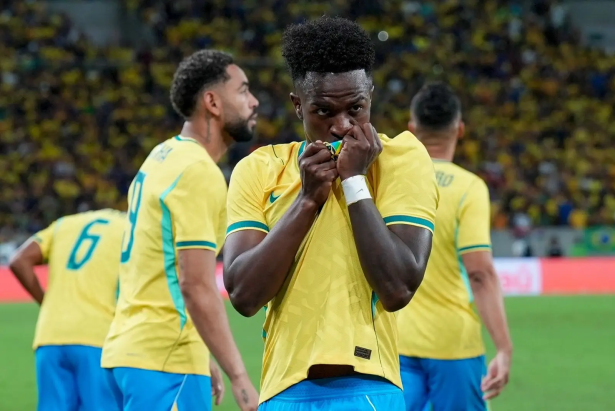 Vini Jr. completa marca importante na estreia do Brasil na Copa. Saiba qual!