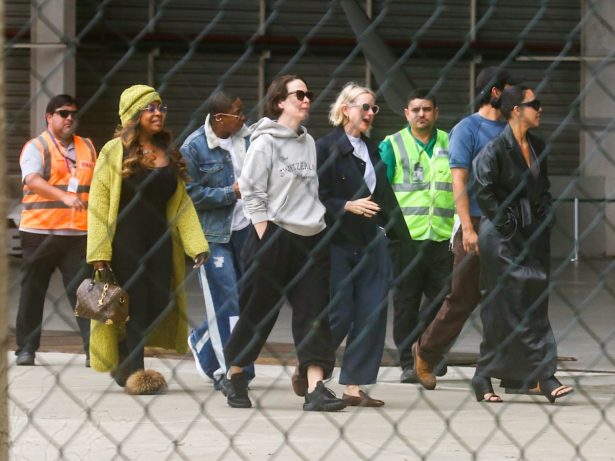 Kim Kardashian, Sarah Paulson e elenco de “Tudo é Justo” chegam no Rio para turnê mundial