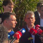 Tarcísio visita Bolsonaro e relata preocupação com “momento difícil” do ex-presidente