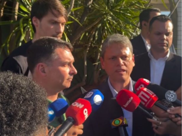 Tarcísio visita Bolsonaro e relata preocupação com “momento difícil” do ex-presidente