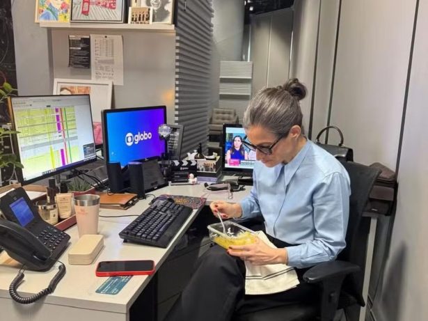 “Diva até fazendo as refeições”: César Tralli flagra Renata Vasconcellos “marmitando”