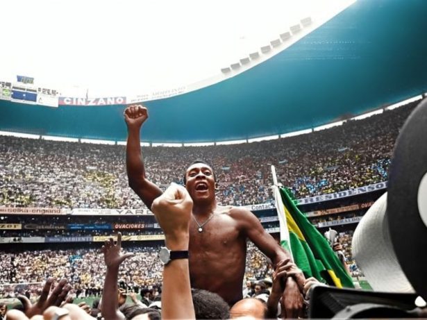 Experiência imersiva da FIFA permite que torcedor acompanhe Pelé e história do futebol